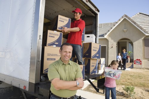 Moving van service in Farringdon for home and office relocations
